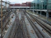 Der günstigere Bahnstrom soll auch Bahnkundinnen und Kunden zugute kommen. (Bild: KEYSTONE/GEORGIOS KEFALAS)