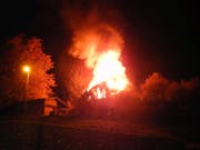 Das Wohnhaus in Altendorf SZ stand beim Eintreffen der Feuerwehr in Vollbrand. (Bild: Kantonspolizei Schwyz)