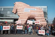 Gegner demonstrierten mit Plakaten und einem Trojanischen Pferd gegen die Selbstbestimmungs-Initiative der SVP. (Bild: Peter Schneider/Keystone (Bern, 22. Oktober 2018))