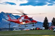 Auch die Rega steht im Einsatz, sucht nach der 48-jährigen Frau, die seit Sonntagabend vermisst wird. (Bild: lpfl)