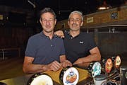 Wuba-Veranstalter Martin Rutishauser und 2B-Visions CEO Markus Ritzinger im Firehouse. (Bild: Mario Testa)