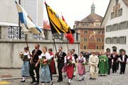 Angeführt durch die Kantonalsektionen, zogen die geladenen Gäste zur Messe in die Pfarrkirche Schwyz. (Bild: Reto Betschart (10. November 2018))