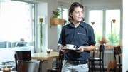 Aus dem Fussball-Schiedsrichter ist auch ein Gastronom geworden. Pascal Erlachner posiert in seiner Bar in Wangen bei Olten. (Bild: Chris Iseli)