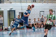 Flavio Gnos (am Ball) zeichnet sich für vier Treffer der SG Pilatus verantwortlich. (Bild: Roger Grütter (Luzern, 10. November 2018)