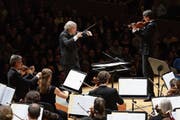 Ludwig Wicki dirigiert das 21st Century Orchestra mit dem Solisten Uli Poschner. (Bild: Martin Dominik Zemp)