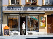 Der Kanton Bern sollte laut einer Expertenkommission seine Zweisprachigkeit konsequent zur Schau stellen - wie diese Bäckerei in Biel. (Bild: KEYSTONE/MARTIN RUETSCHI)