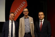 Die Referenten des Raiffeisen-Kundenanlasses Thomas Bucheli (links) und Roland Kläger (rechts) mit David Schuler, Präsident des Verwaltungsrates. (Bild: PD)