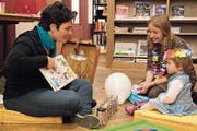 Patrizia De Francesco erzählt neugierigen Kindern auf Englisch Geschichten, die von Monstern handeln. (Bild: Andreas Taverner)