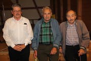 Präsident Ruedi Müller (links) mit zwei seiner Vorgänger bei der Skiliftgenossenschaft Kellerberg: Otto Gisler und Alois Arnold (rechts). (Bild: Paul Gwerder, 10. November 2018)