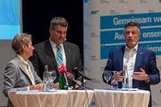 Karin Keller-Sutter mit Christian Amsler und Hans Wicki anlässlich der FDP-Roadshow in Muttenz. (KEYSTONE/Georgios Kefalas)