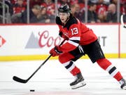 Nico Hischier verliess bei den New Jersey Devils bereits im zweiten Drittel das Eis mit einer Verletzung (Bild: KEYSTONE/AP/JULIO CORTEZ)