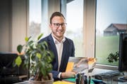 Gemeinderatsschreiber Florian Hafner in seinem neuen Büro. (Bild: Ralph Ribi)