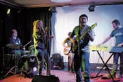 Diese Musiker standen noch nie zusammen auf der Bühne. Umso leidenschaftlicher scheinen sie bei ihrem spontanen Auftritt. (Bild: Lisa Wickart)