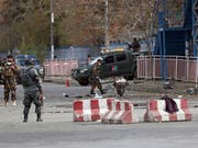 Sicherheitskräfte nahe am Ort der Detonation am Montagmorgen in Kabul. Mindestens sechs Menschen fielen dem Selbstmordanschlag zum Opfer. (Bild: Keystone/AP/Massoud Hossaini)