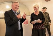 Historiker Marco Jorio im Gespräch mit Brigitt Flüeler vom Historischen Verein Nidwalden. (Bild: Romano Cuonz (Stans, 11. November 2018))