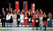 31 neue Löwinnen vom Lions-Club Liechtenstein Drei Schwestern aus Österreich, Liechtenstein und der Schweiz sowie Gratulanten der internationalen Lions-Organisation. (Bild: PD)
