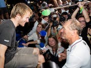 Der Sieger Francis Joyon (rechts) und François Gabart geniessen nach der Abgeschiedenheit das Rampenlicht. (Bild: KEYSTONE/AP La Route du Rhum 2018/ALEXIS COURCOUX)
