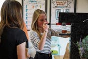 Schülerin Nora Hämmerle bedient die Gewinnererfindung: Ein Getränkeautomat, der ohne Strom funktioniert. (Bild: Elena Fasoli)