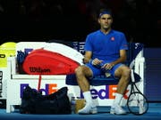 Nachdenklicher Roger Federer: In seinem zweiten Spiel an den ATP Finals muss er sich steigern, wenn er seine Halbfinal-Chancen wahren will (Bild: KEYSTONE/EPA/KIERAN GALVIN)