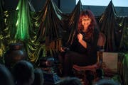 Jolanda Steiner beim Märli erzählen in der Stiftung Rodtegg. Dorthin brachte der VBL-Märlibus die Kinder letztes Jahr. (Bild: Dominik Wunderli (Luzern, 10. Dezember 2017))