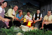 Gut gebrannt hält sie besser: die Jodlerinnen und Jodler der Jodlergruppe Stockberg tauften ihre neue CD auf besondere Art und Weise. (Bild: Rudolf Steiner)