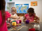 Die vorberatende Kommission beantragt, dass Kanton und Gemeinden mindestens fünf Millionen Franken jährlich zur Förderung der familien- und schulergänzenden Kinderbetreuung verwenden. (Keystone/Gaetan Bally)