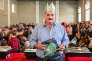 Wendel Aschwanden wurde mit der goldenen Krone, einem goldenen Kochlöffel und einer speziell designten Kochschürze ausgezeichnet. (Bild: F.X. Brun, Altdorf, 11. November 2018)