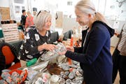 Annemarie Steingruber (links) unterhält sich mit einer Kundin über kunstvoll bemalte Steine. (Bilder: Hansruedi Rohrer)