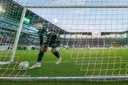 St.Gallens Goalie Dejan Stojanovic musste gegen YB gleich dreimal hinter sich greifen. (Bild: Urs Bucher)