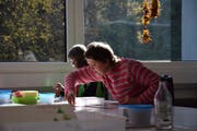 Zwei Mitarbeiterinnen in den neuen Gruppenräumen. (Bild: Tobias Söldi)