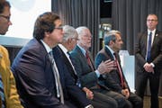 In Anwesenheit seiner Gründer blickte Biogen gestern im KKL auch auf sein 40-jähriges Bestehen zurück (v. l.): Alfred Sandrock (Chief Medical Officer), Charles Weissmann (Gründer), Phillip Sharp (Gründer) sowie Michel Vounatsos (CEO). (Bild: Manuela Jans)