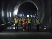 Bauarbeiter in der Rohbau-Röhre des Lötschbergtunnels: Ab 2029 könnten die Züge auch hier durchrollen. (Bild: Keystone/PETER SCHNEIDER)
