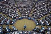 Angela Merkel spricht vor den Abgeordneten im Europaparlament. (Bild: Patrick Seeger/EPA (Strassburg, 13. November 2018))