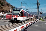 Nicht alle Passagiere überqueren die Gleise beim offiziellen Bahnübergang beim Bahnhof Dallenwil. (Bild: Corinne Glanzmann (10. April 2018))