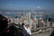 Selfies stehen erstaunlicherweise nur auf dem siebten Platz, was das Posten von Ferienbildern angeht. Bild: Jerome Favre/EPA (Hongkong, 6. November 2018).