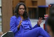Die ehemalige Präsidentengattin Michelle Obama an einer Veranstaltung in ihrer ehemaligen Schule. (Bild: AP Photo/Teresa Crawford)