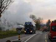 Die Feuerwehr Kreuzlingen ist mit Löscharbeiten beschäftigt. (Bild: Martina Eggenberger Lenz)