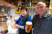 Uschy und Martin Truttmann vom Hotel Tell begrüssen zu einem ganz speziellen Bierabend. (Bild: Christoph Näpflin, Seelisberg, 9. November 2018)
