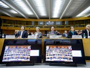 Das Genfer Stadtparlament diskutierte am Dienstagabend über die Spesenexzesse der Stadtregierung. Guillaume Barazzone, Sandrine Salerno, Sami Kanaan, Esther Alder und Remy Pagani (von links) hörten zu. (Bild: KEYSTONE/SALVATORE DI NOLFI)