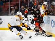 Kevin Fiala (links) rettete den Predators einen Punkt (Bild: KEYSTONE/AP/JAE C. HONG)
