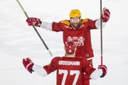 Der Schwede Jonas Junland (hinten) ist der Topskorer der Liga. (Bild: KEY)