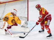 Umkämpftes Berner Kantonalderby: Hier taucht Biels Robbie Earl allein vor dem Langnauer Goalie Damiano Ciaccio auf (Bild: KEYSTONE/PETER SCHNEIDER)