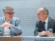 Das Bundesamt für Kommunikation (Bakom) hat das Mediensystem unter die Lupe genommen. Im Bild Bernard Maissen, Leiter der Abteilung Medien (rechts), und Stefan Thommen, Mitglied der Geschäftsleitung von Publicom. (Bild: KEYSTONE/MARCEL BIERI)