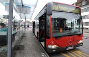 Der Bus 908, der «Rote Arnold», macht auf dem Weg nach Konstanz Halt in Kreuzlingen. (Bild: Nana do Carmo, 28. Februar 2013)