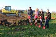 Beginn der Bauarbeiten mit Hugo Brüschweiler von der BLP Baumanagement AG, Monika und Christoph Girsberger sowie Gemeindepräsident Andreas Opprecht. (Bild: Martin Sinzig)