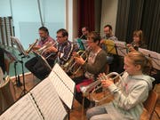 Viel Puste und flinke Finger sind gefragt. Die Blasmusiker der Musikgesellschaften Wassen/Göschenen und Silenen üben bekannte «Italo-Oldies» für das gemeinsame Jahreskonzert ein. (Bild: PD)