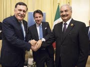 Handshake für die Kameras (von links nach rechts): der starke Mann im Osten Libyens, Khalifa Haftar, der italienische Ministerpräsident Giuseppe Conte und der hauptsächlich in Tripolis handlungsfähige offizielle libysche Regierungschef Fayez al-Sarradsch in Palermo. (Bild: KEYSTONE/EPA CHIGI PALACE/CHIGI PALACE/FILIPPO ATTILI HANDOUT)