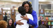 Michelle Obama stellt an ihrer ehemaligen Schule ihr Buch «Becoming» vor. (Bild: AP Photo/Teresa Crawford)
