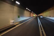 Der Loppertunnel war wegen des Auffahrunfalls bis zu einer Stunde gesperrt. (Bild: Kapo OW (Alpnach, 13. November 2018))