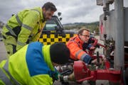 Zusammen mit den Mitarbeitenden des Flugplatzes prüft Keller die Kerosinmenge. (Bild: Benjamin Manser)
